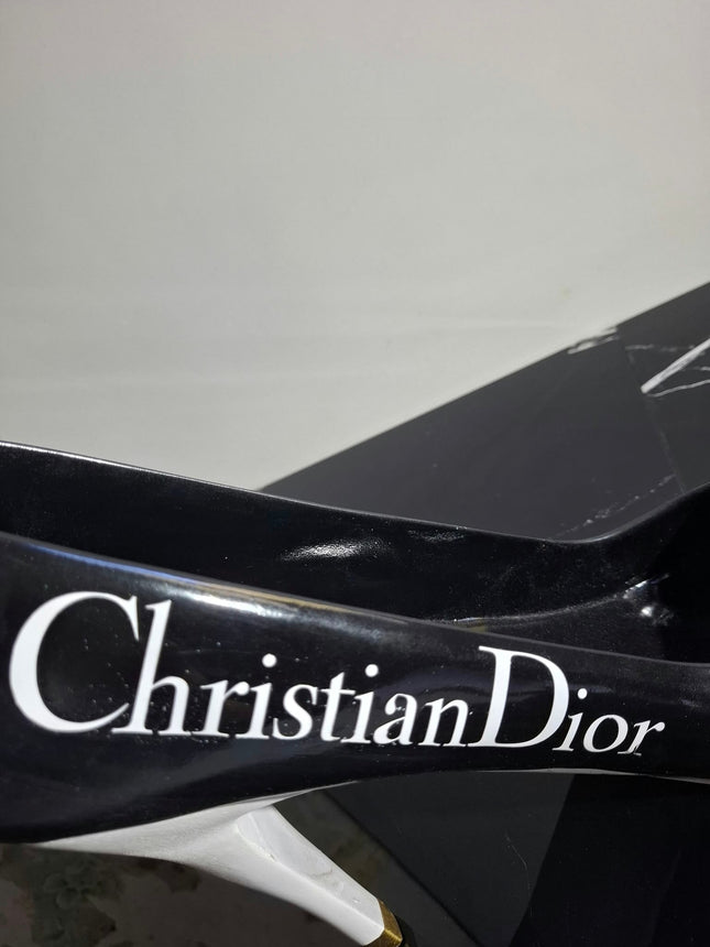 Œuvre d'Art - CHAUSSURE DIOR (3/5) - Noir et blanc  - 28 cm